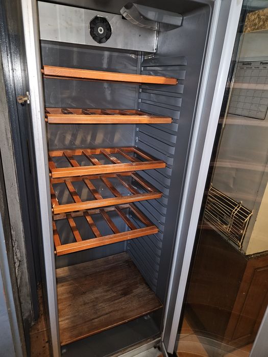 Garrafeira / Frigorífico de vinhos Electrolux vertical