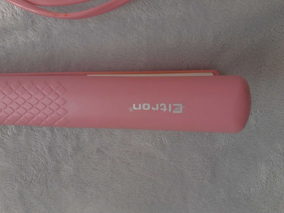 Prostownica z regulacją temperatury i bardzo długim kablem