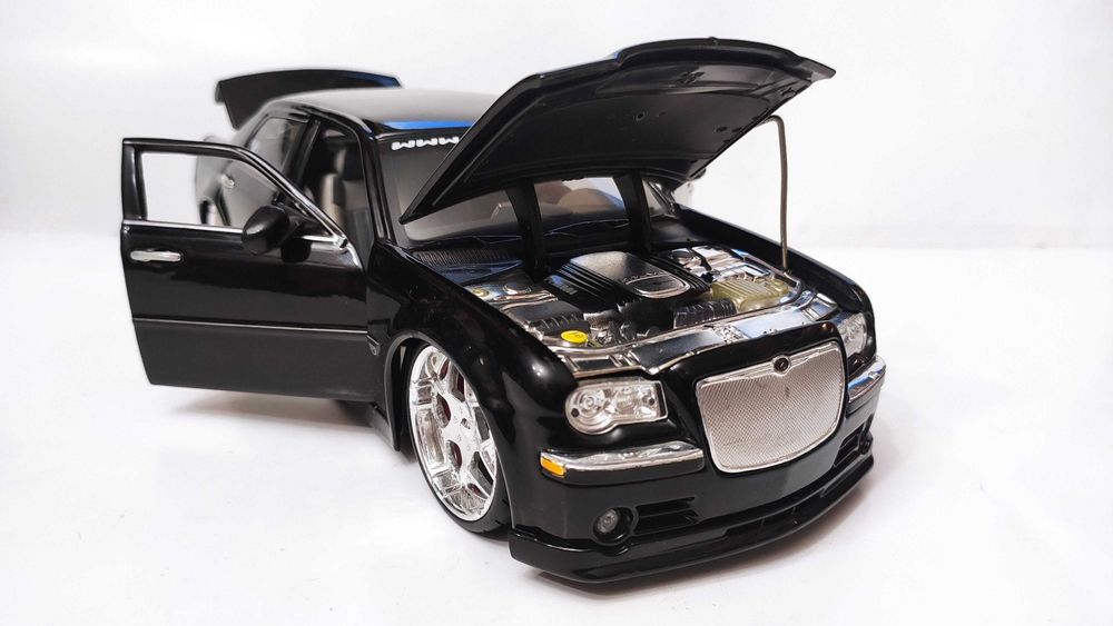Модель Chrysler 300C Hemi 1/18 Tuning Black Thailand: 5 000 грн