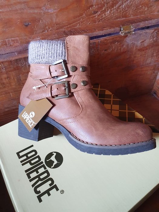 Botas de cano médio em camel