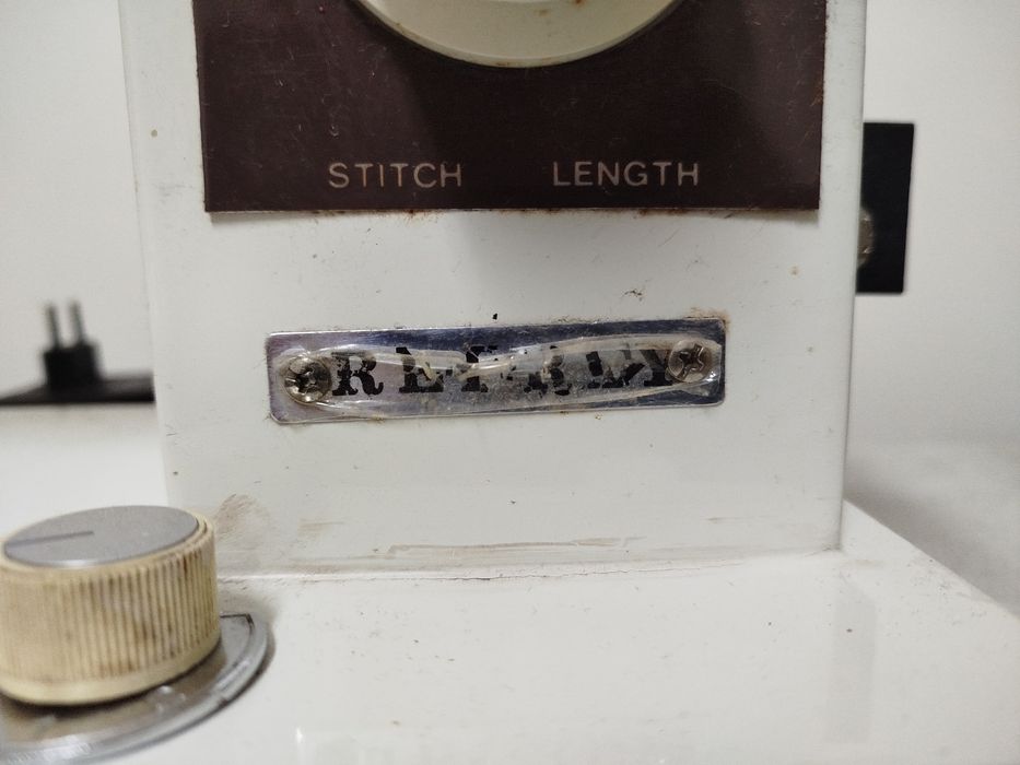 Máquina de costura Refrey