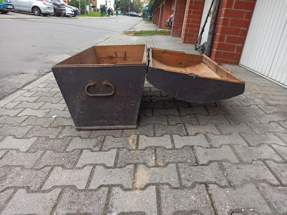 Stary, duży, zabytkowy kufer