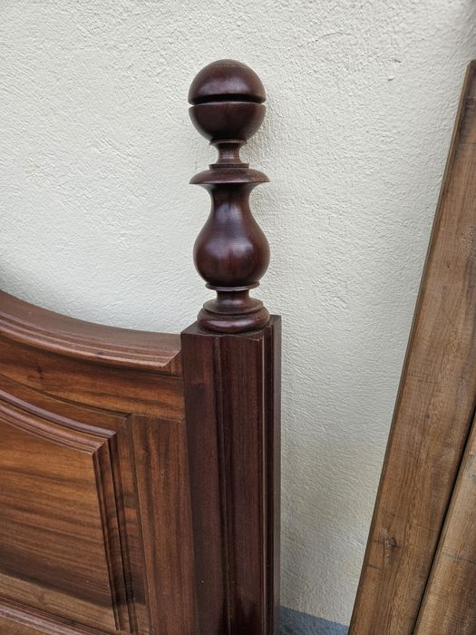 Cama de casal em bom estado.