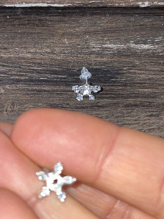 Brincos de prata, com pedrinhas brilhantes