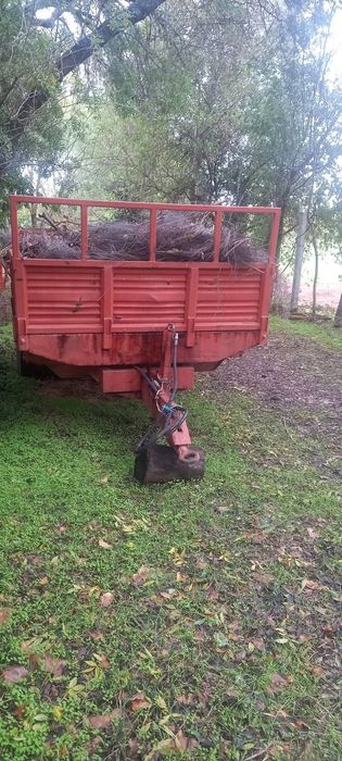 Reboque tribasculante