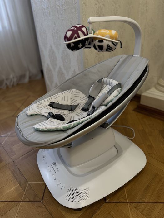 Заколисуючий центр mamaRoo 5.0