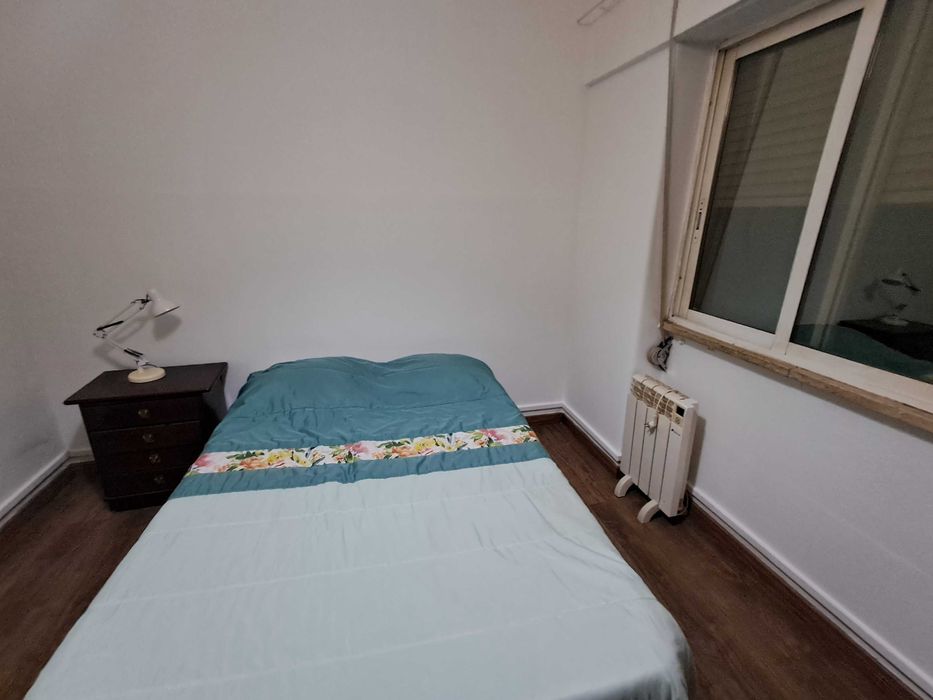 Quarto CASAL com 3 janelas. CentroLISBOA. Entrada imediata.