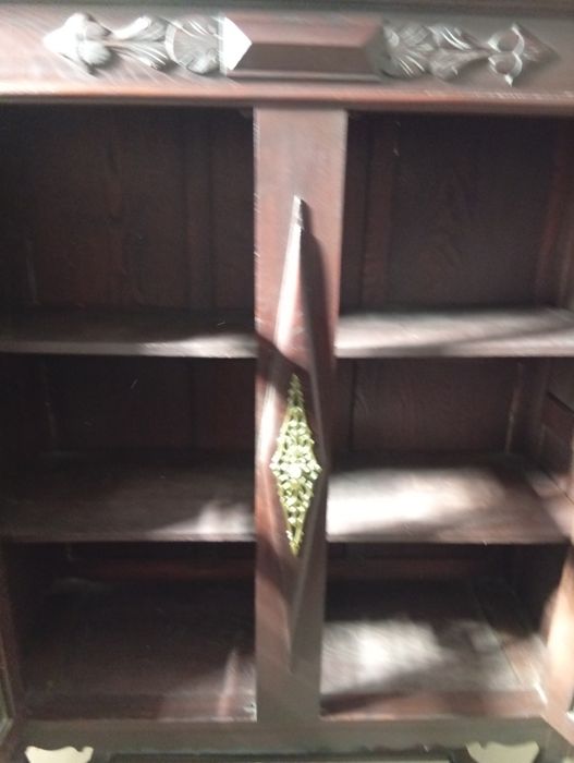 Louceiro antigo com portas em vidro