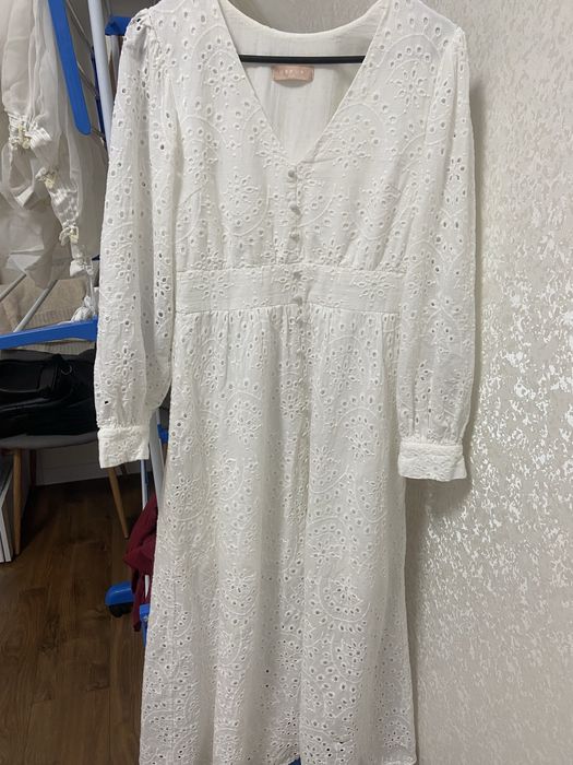 Біла сукня міді з прошви