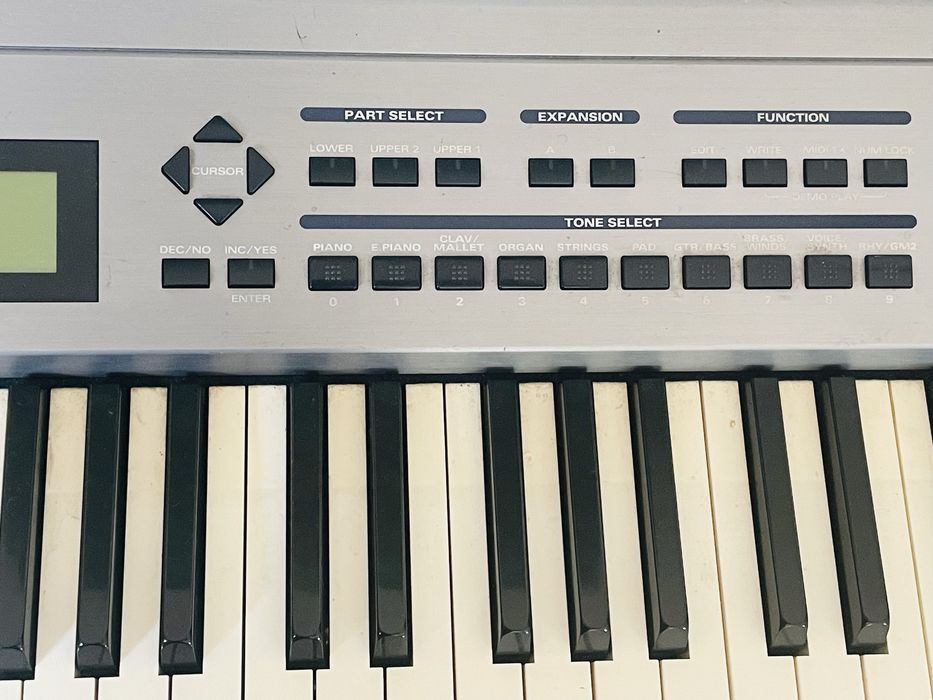 Roland RD-700 (Piano Digital) PACK COMPLETO: Suporte X + Pedal + Cabos