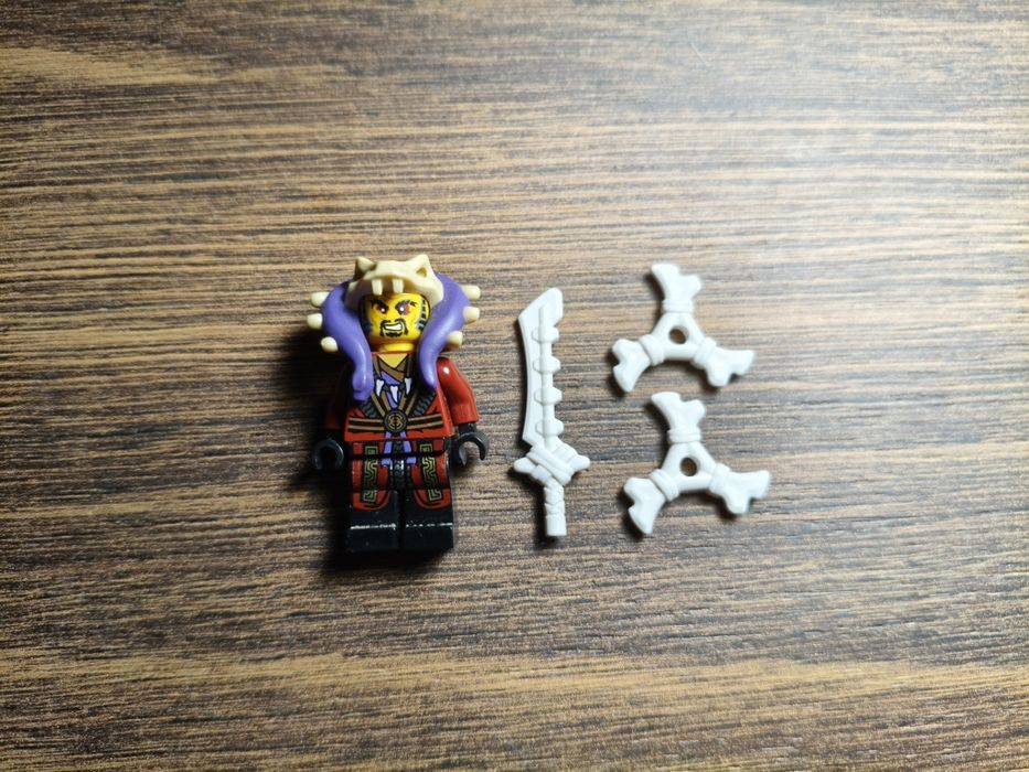 Minifigurka Chen Lego Ninjago + 3 bronie