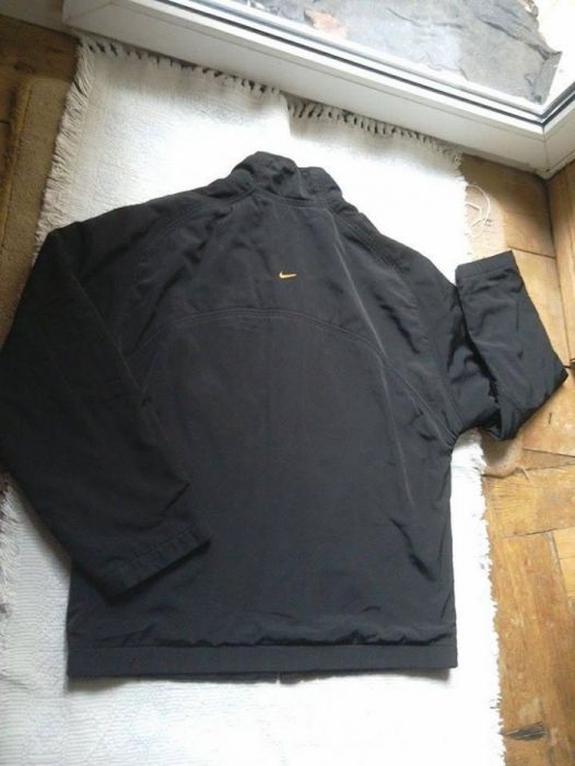 Курточка Nike чорного кольору