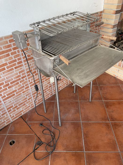 Churrasqueira INOX a carvão com grelha e motor