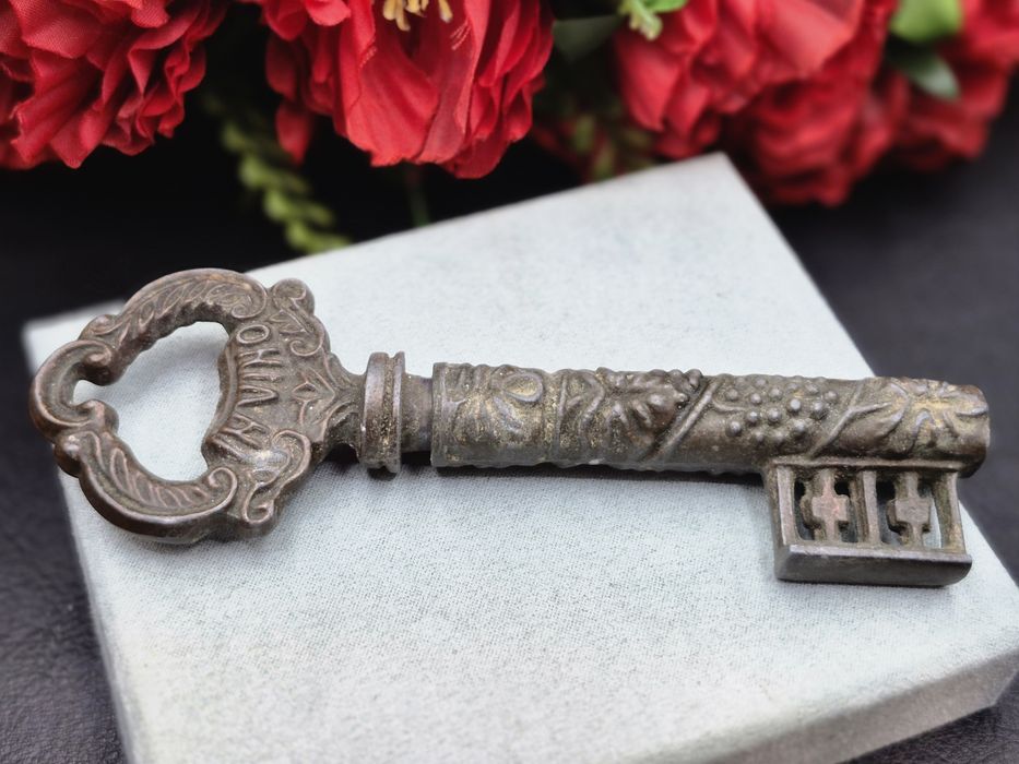 Stary otwieracz do butelek korkociąg