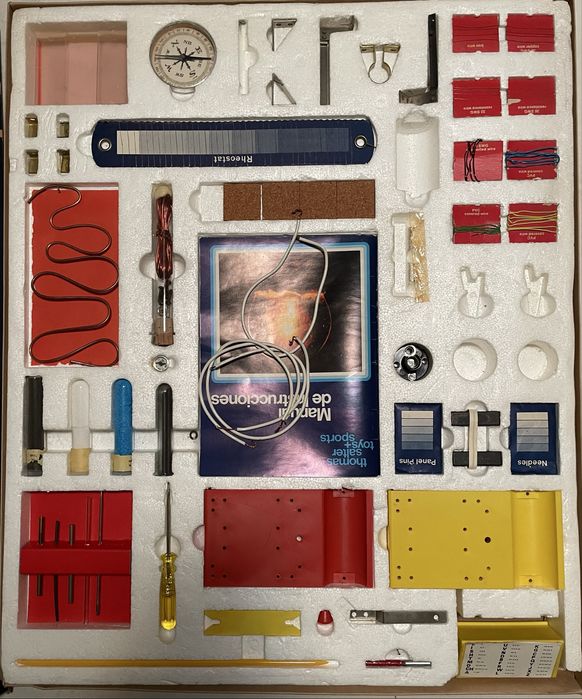 Caixa com material para experiêcias de electricidade