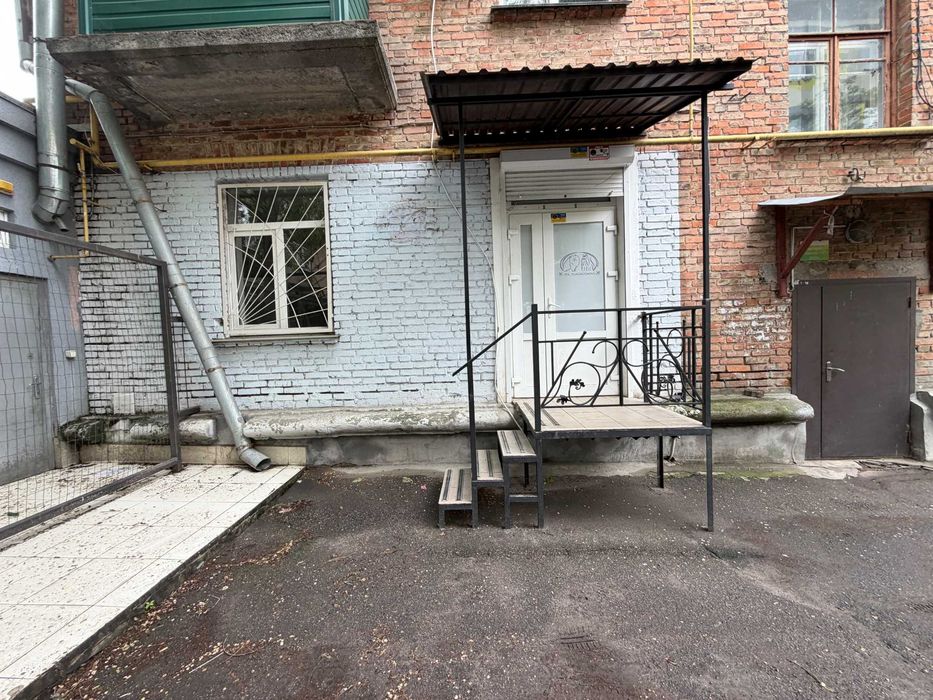 Приміщення з окремим входом по вул. Небесної Сотні