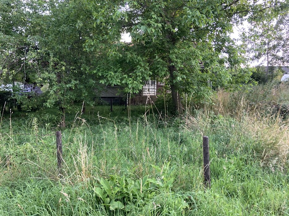 Земельна ділянка з комунікаціями .