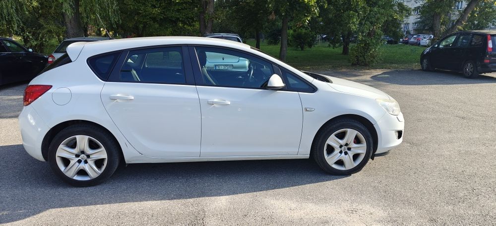 Sprzedam Opel Astra J 2011r 1.4T 140KM POLECAM!