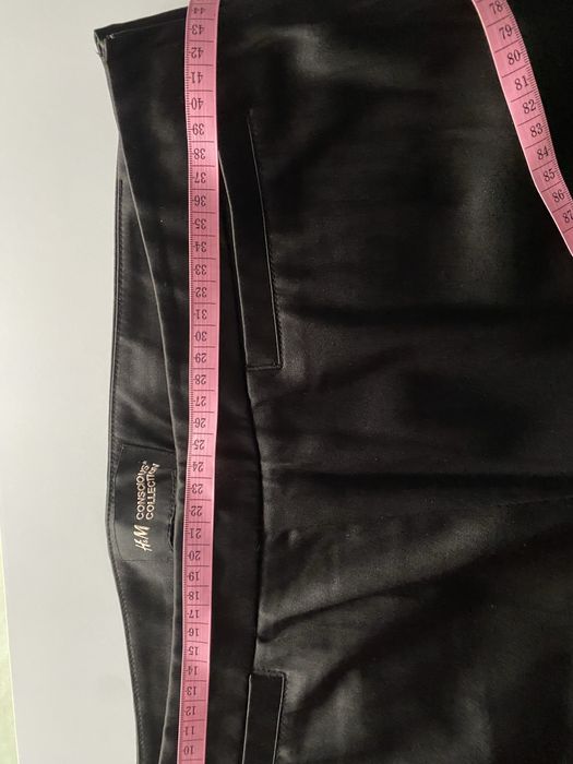 Czarne spodnie z połyskiem i koronką H&M