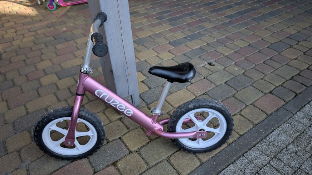 Cruzee rowerek biegowy różowy, białe koła