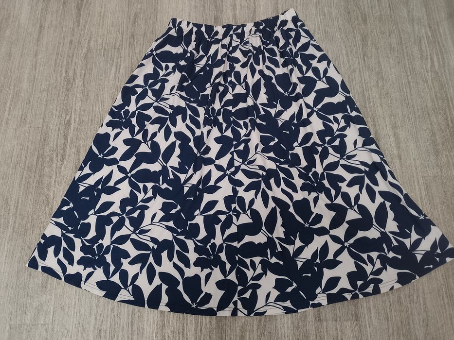 Sprzedam damską spodnicę rozmiar XL.