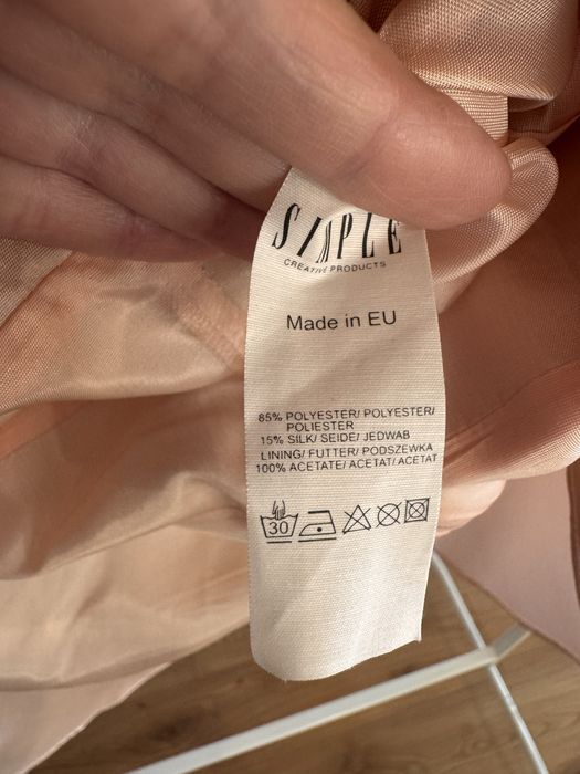 Simple: jasnoróżowa połyskująca sukienka