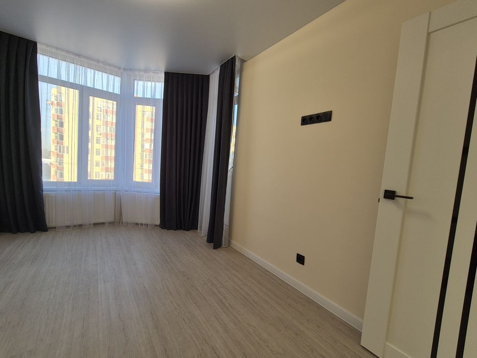 Продаж двокімнатної великої квартири поблизу центру