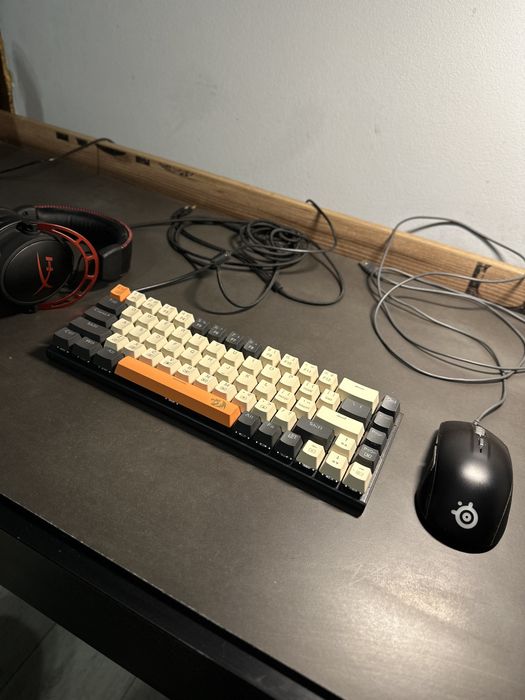 Komputer stacjonarny z monitorem, klawiaturą, myszką i słuchawkami