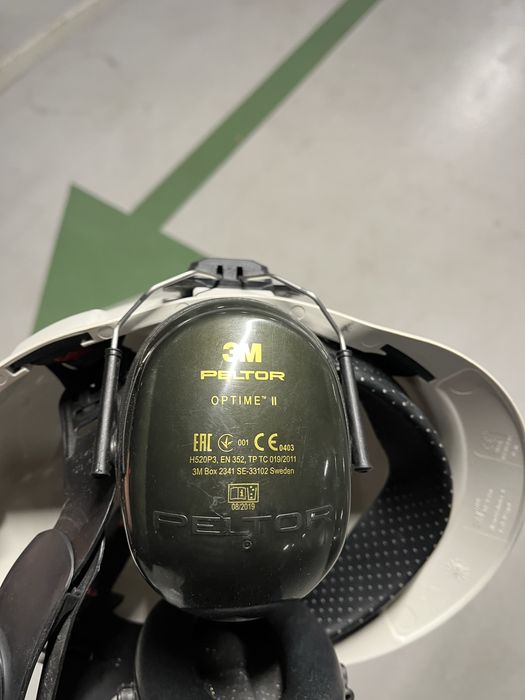 Kask 3M z ochronnikami słuchu
