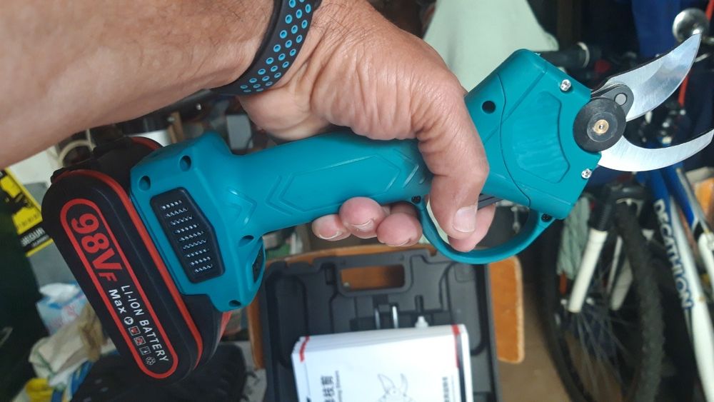 Tesoura de poda a bataria