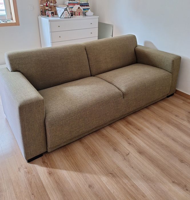 Sofá de 2 lugares elegante em tom verde