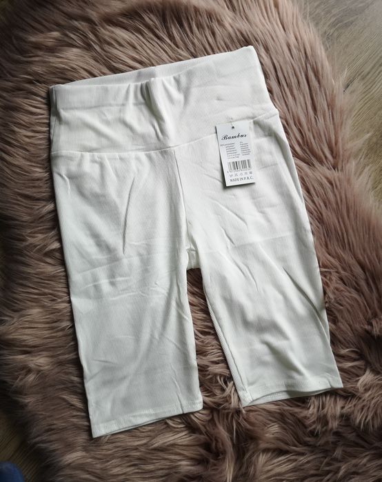Białe krótkie legginsy prążkowane