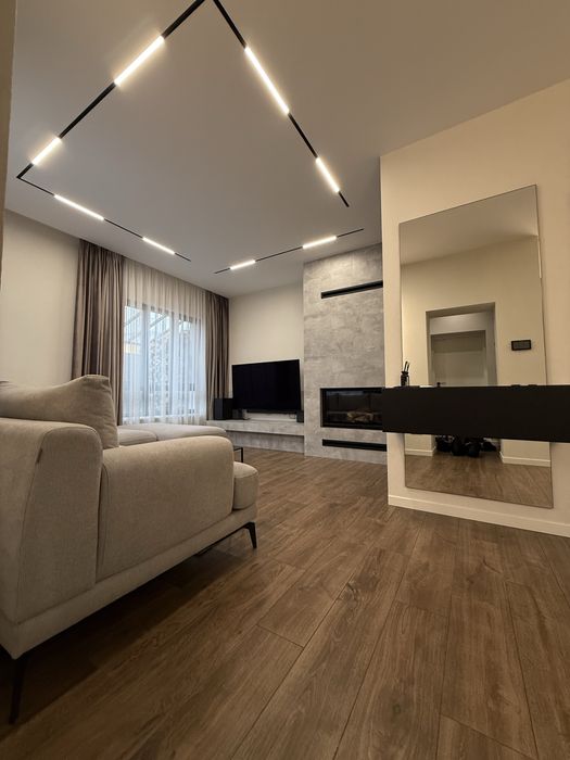 Продам кутовий котедж, в центральній частині міста.