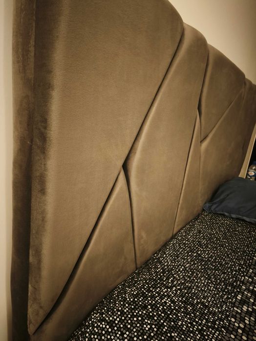 Cama estofada, estrado e cabeceiras