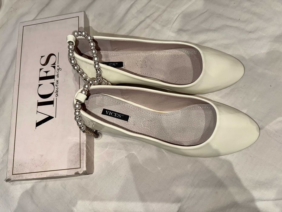Baleriny damskie VICES rozmiar 40 – eleganckie, kremowe, w pudełku