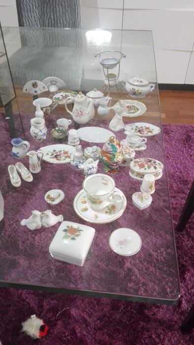 Armário com coleção de miniaturas em loiça fina - tudo 100 euros