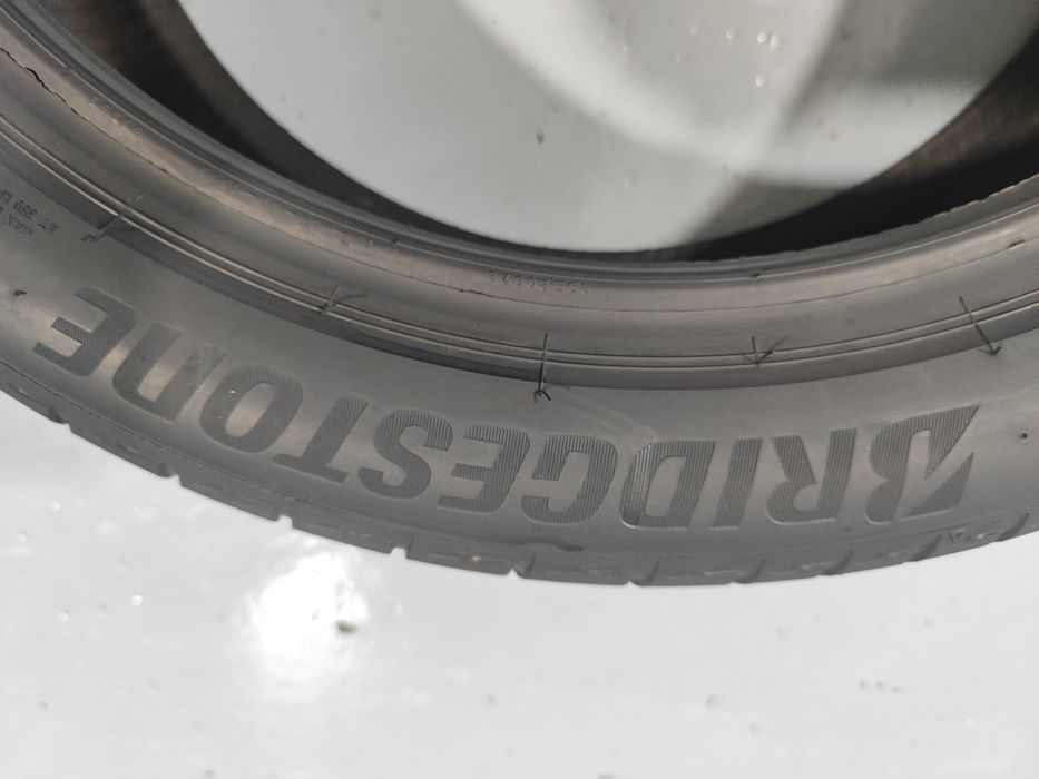 2 pneus semi novos 225-45r18 Bridgestone - Oferta dos  portes