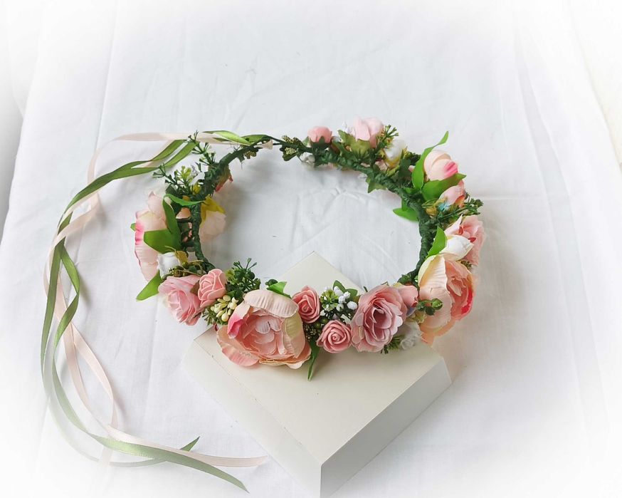 Віночок з квітів на голову