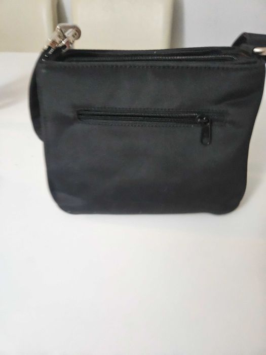 Mala preta em tecido impermeável