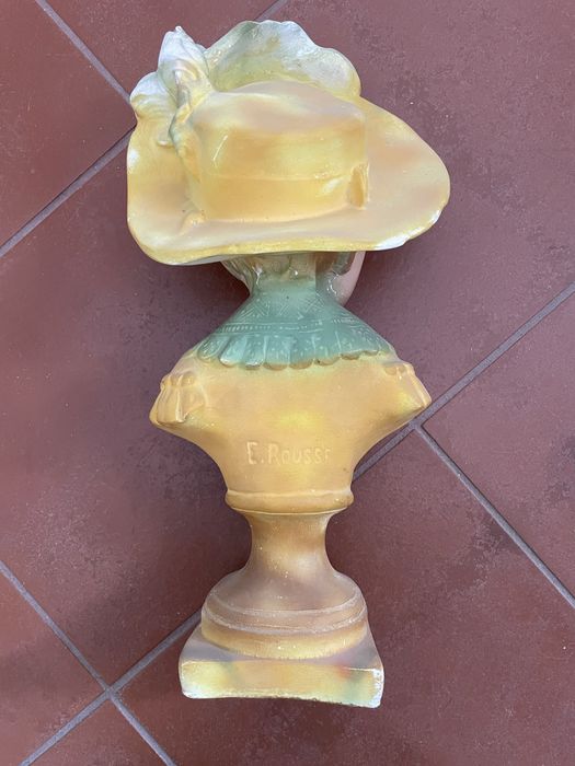 Busto de senhora em gesso.