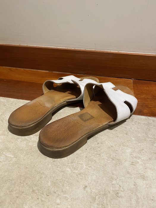 Chinelas brancas novas