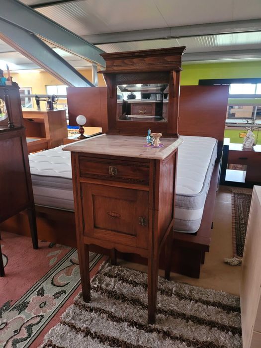 Mesa de cabeceira antiga em óptimo estado geral