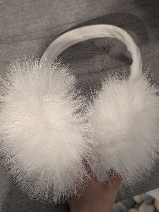 біла штучна шубка з меховими навушничками