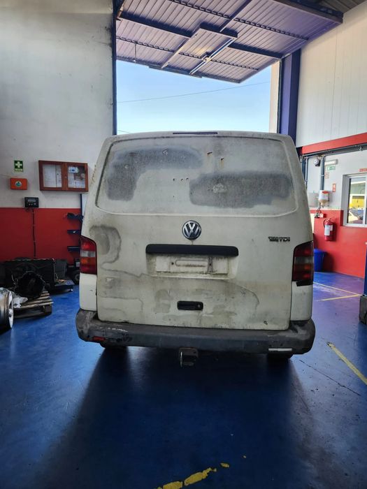 Volkswagen Transporter T5 1.9 TDI de 2004 ás peças