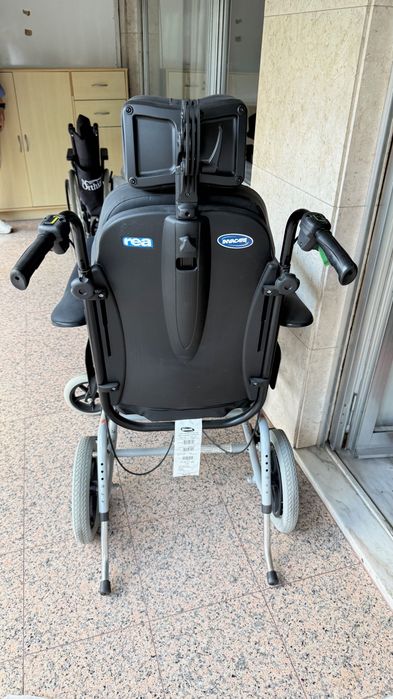 Cadeira de Rodas Invacare Rea Clematis 44 cm – Nunca Utilizada