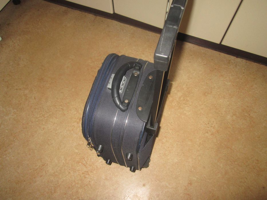 Маленька дорожна валіза.