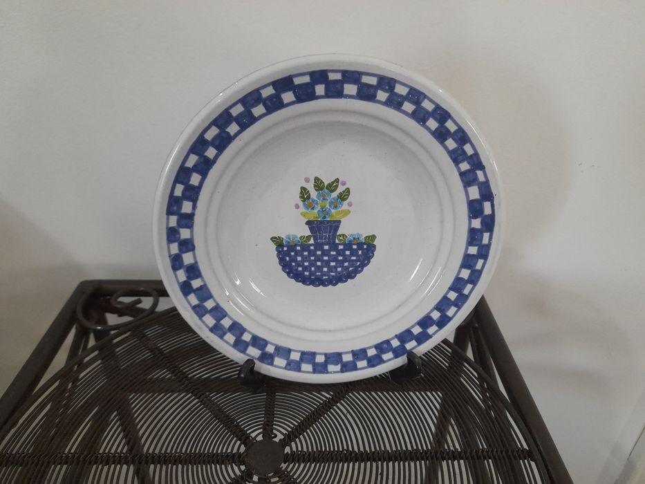 Pratinhos e peças de porcelana