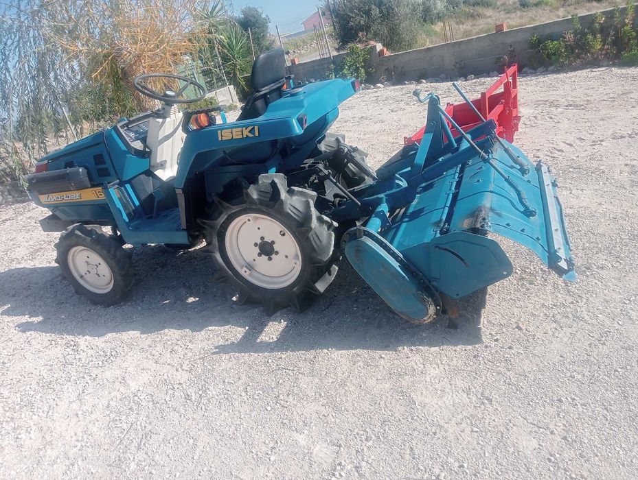 Mini trator Izeki 160 4x4 de 16 CV com frese