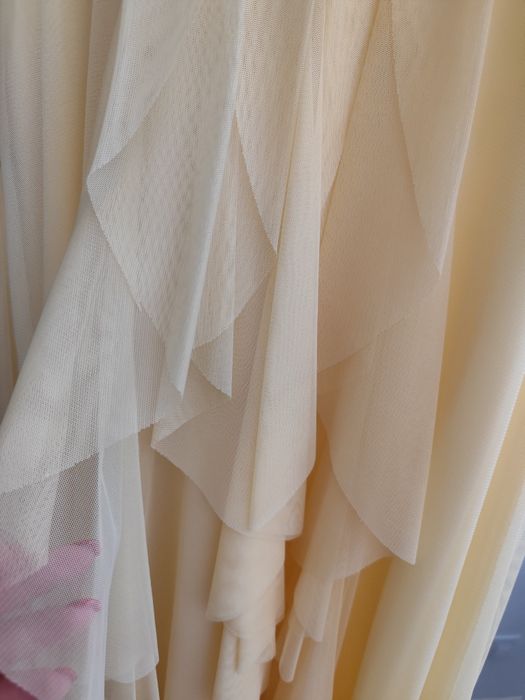 Vestido amarelo (cor pantone do ano)