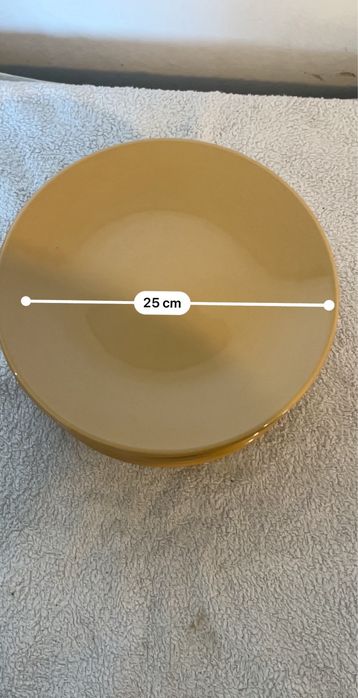 8 pratos  com 25 centimetros de  diametro